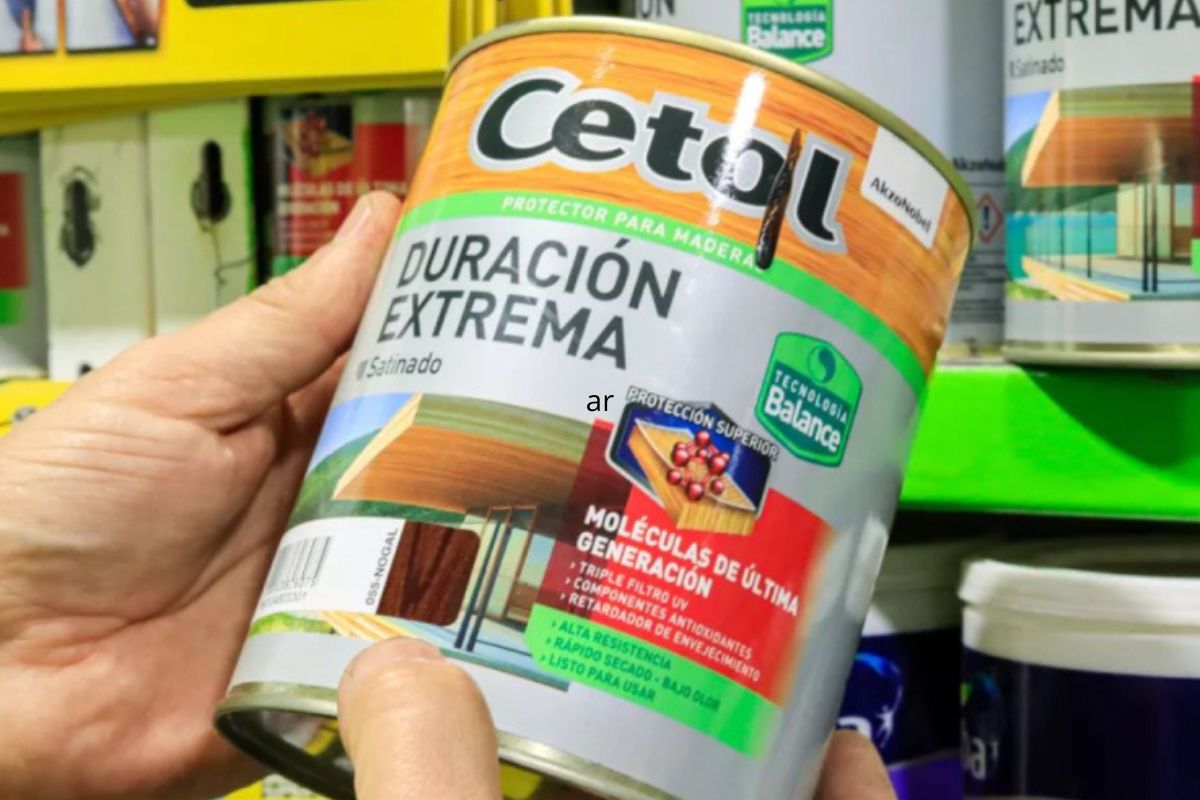 Persona sosteniendo una lata de pintura Cetol Duración Extrema, etiqueta claramente visible. Imagen promocional en Centro Pinturerías.