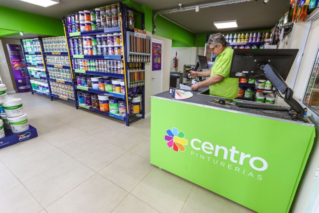 Pituras y persona trabajando en computadora en centro pinturerías