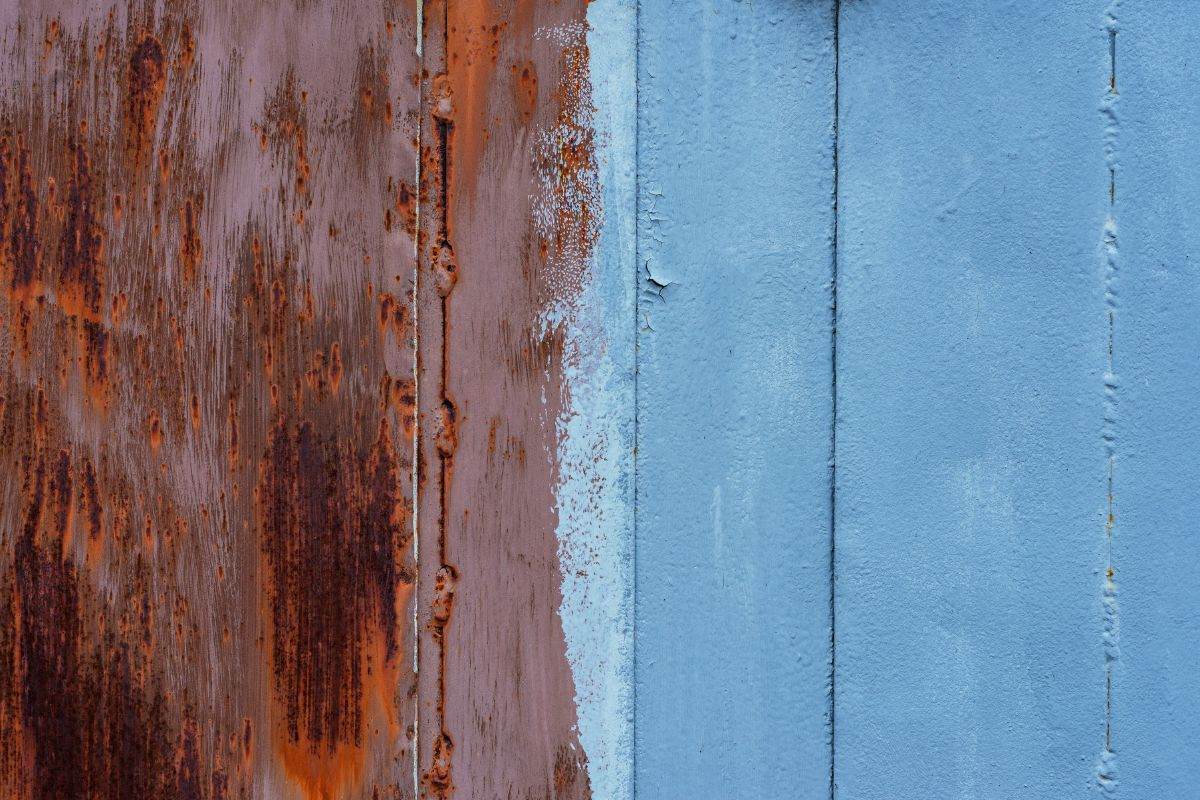 Casa con pintura decolorada
