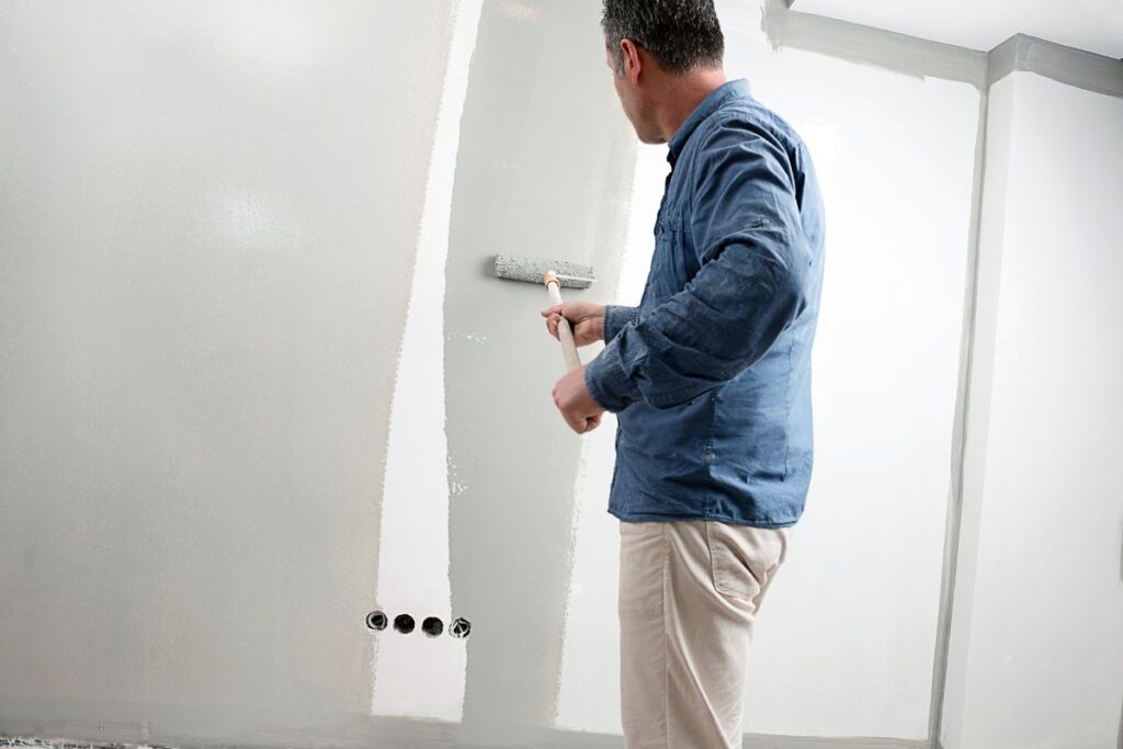 Persona pintando interiores
