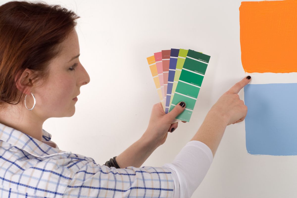 Preguntas frecuentes persona eligiendo colores