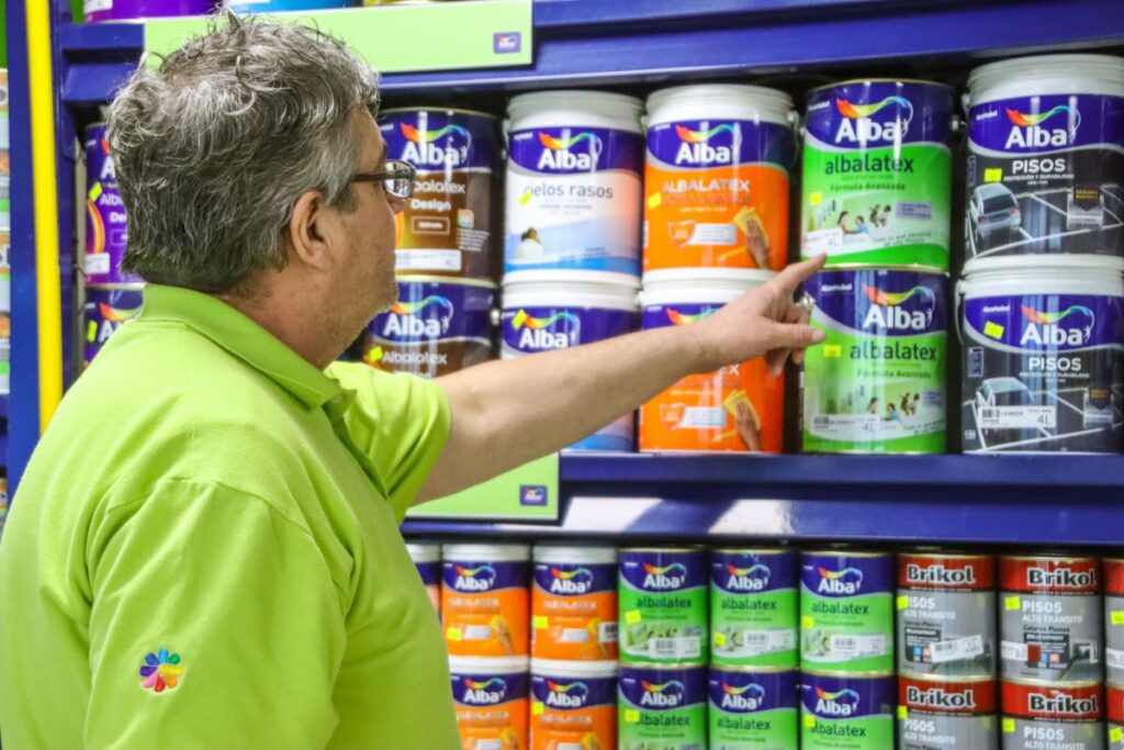 Cómo elegir el color ideal para tu dormitorio 7 Buscando la pintura ideal entre diferentes latas