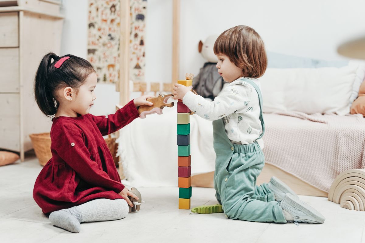 cuarto de niños con nenes jugando
