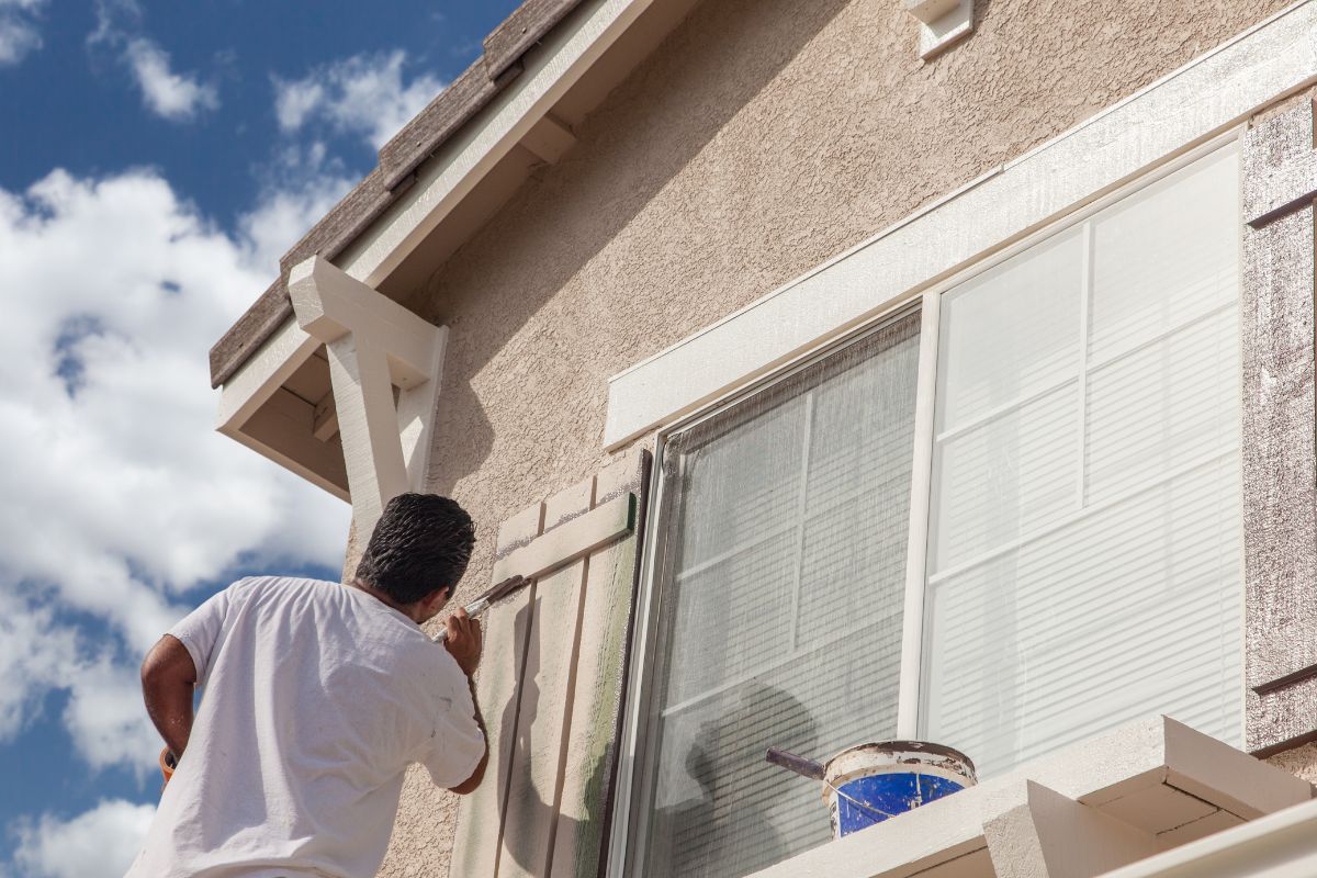 Frentes que resisten: pintar exteriores en Tierra del Fuego
