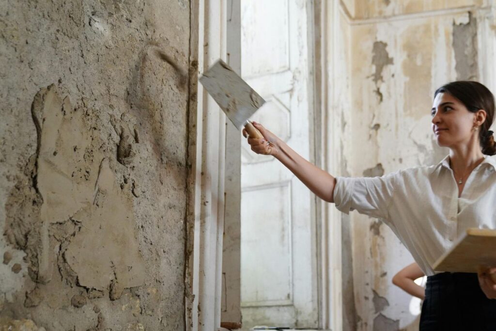 ¿Por qué la pintura se descascara y cómo evitarlo? 3 Pared con grietas